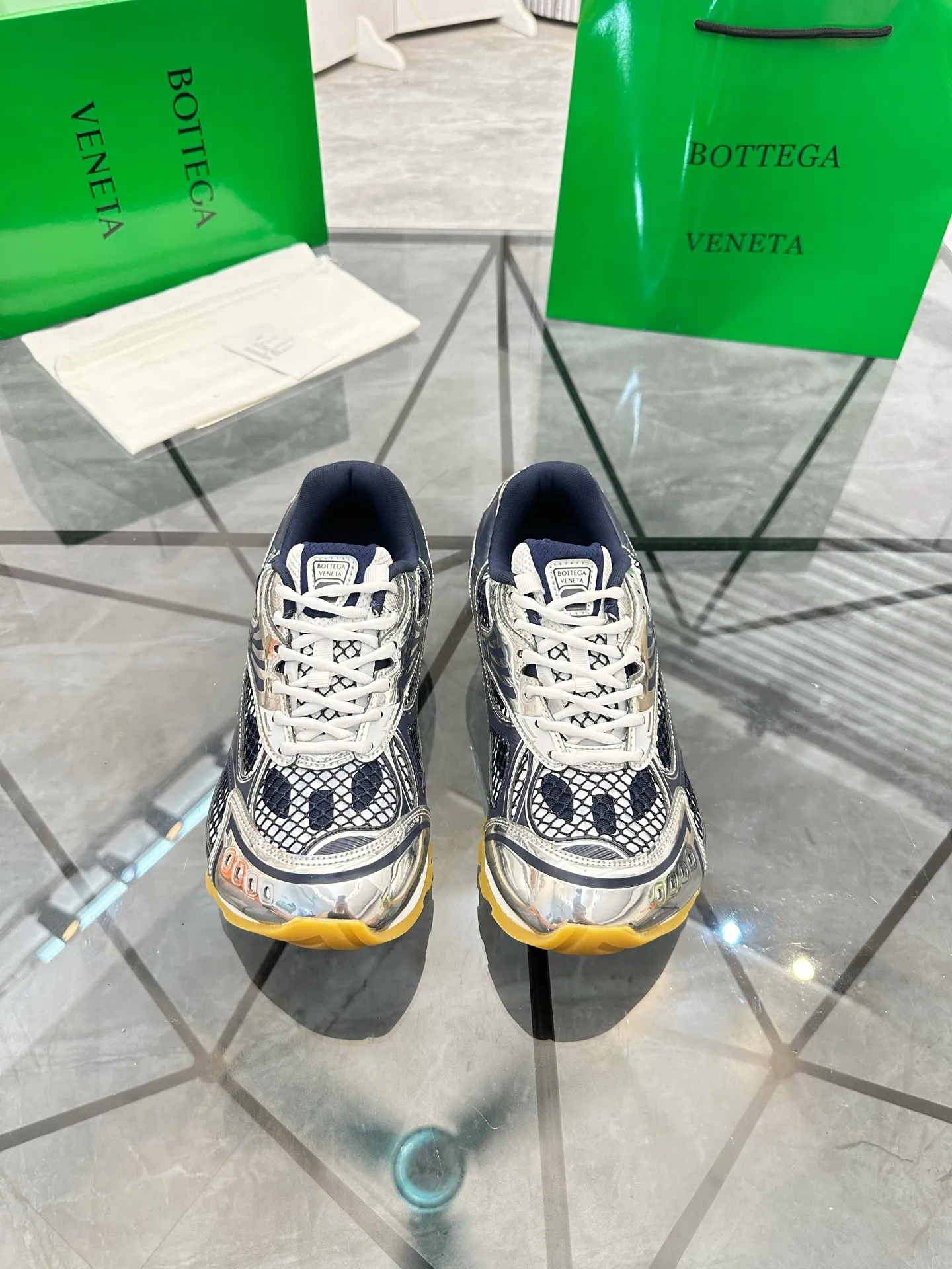 Factory men's shoes 💰: 620💰 (top version) BV Orbit sneakers Wang Yibo's same style couple's dad shoes Runner sneakers, made of lightweight technical mesh fabric. Matched with geometric pattern designed rubber outsole Wang Zha series high version Look for the package craftsmanship The actual height is much higher, but the legs are still slim. Very nice and playable and durable Matching to the standard 💯 Package shoe technology Look for the high version The outsole is made of color-blocked TPU outsole Women's model 35 36 37 38 39 40 41 (40 41 customized) Men's model 38 39 40 41 42 43 44 45. (Customized size 38 45.46) No. H345